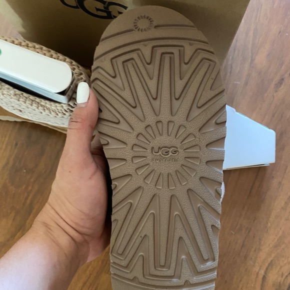 UGGS New In Box - Picture 3 of 4